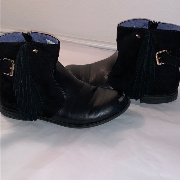 Tommy Hilfiger short fringe boots 👢 - Picture 2 of 6